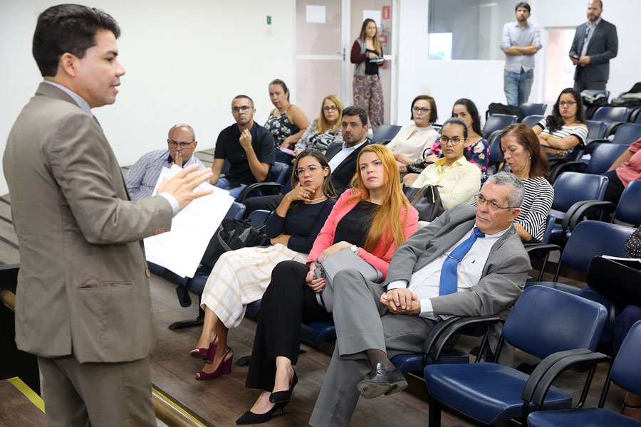 Juiz Hélio Pinheiro faz esclarecimentos a juízes e servidores.