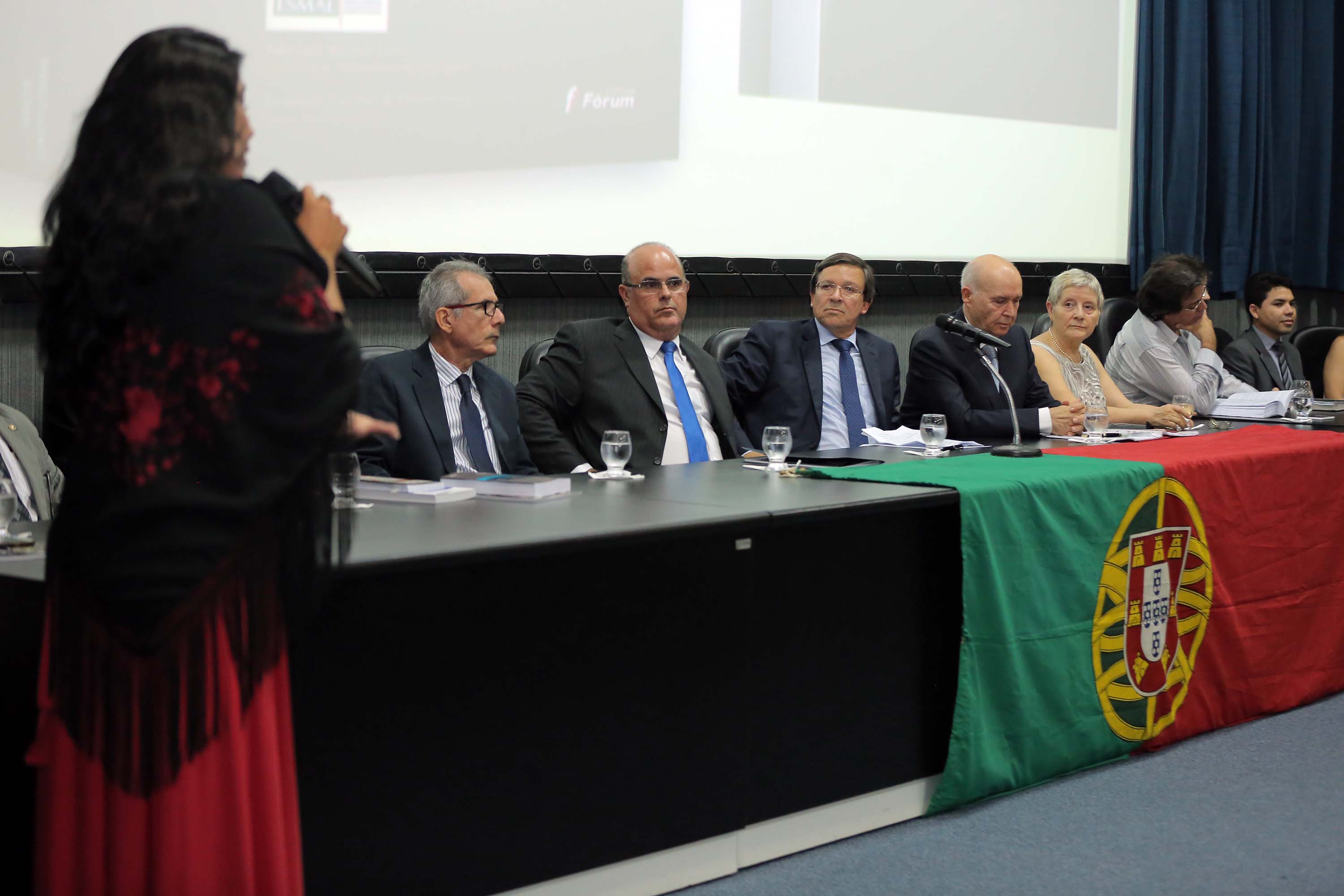 Cantora Irina Costa interpretou um fado em homenagem ao pesquisador português. Foto: Itawi Albuquerque