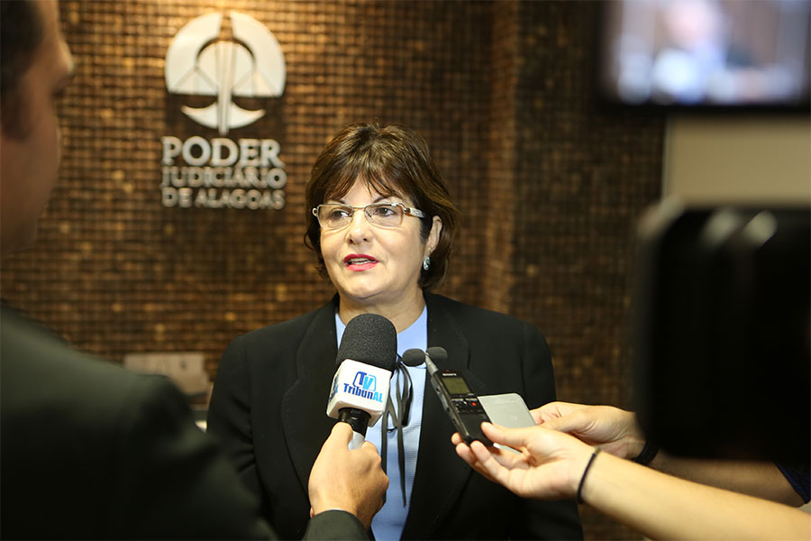 Secretária Cláudia Simões.