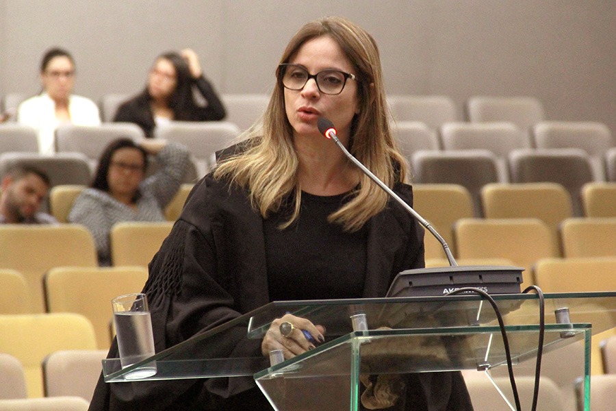 Advogada Ana Paula de Lima Soares da Costa representou Antônio Lins no Plenário.