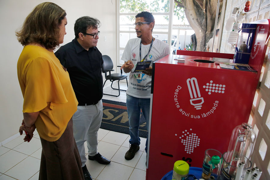 Representante da Qualitec expõe material relacionado à logística reversa de lâmpadas.