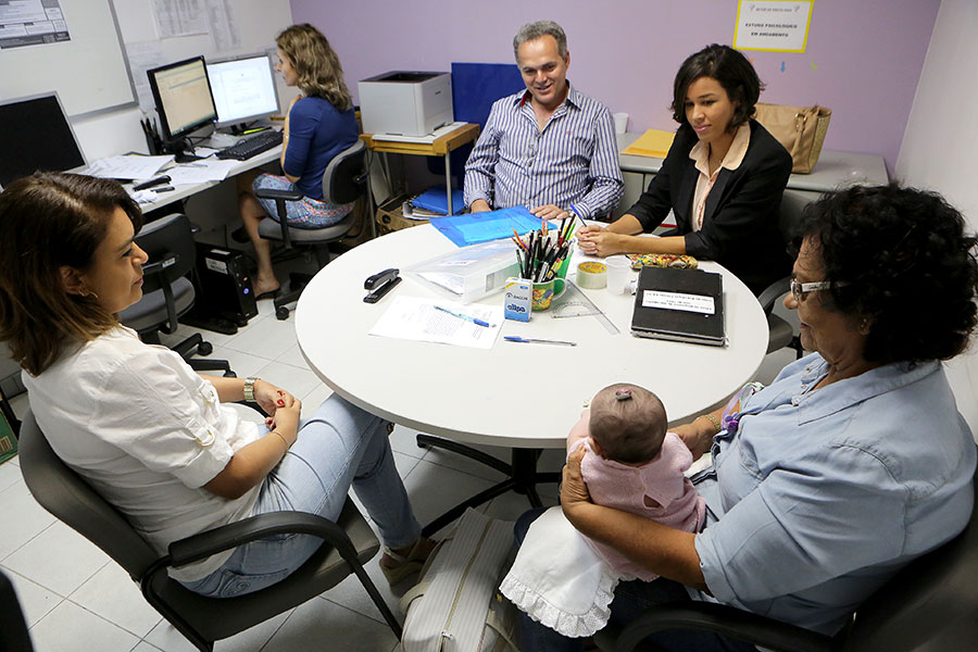Casal participa de audiência de conciliação sobre pensão alimentícia.