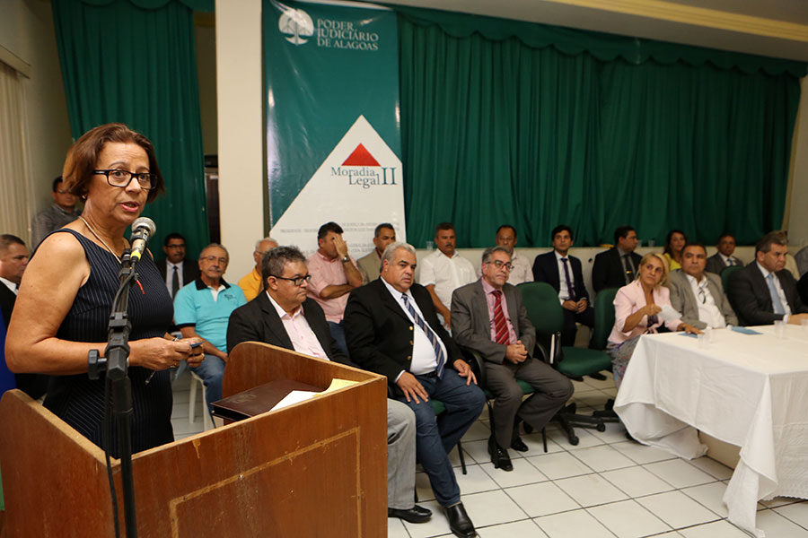 200 títulos de propriedade são entregues à população de Pão de Açúcar. Juíza Fátima Pirauá, presidente da ALMAGIS.