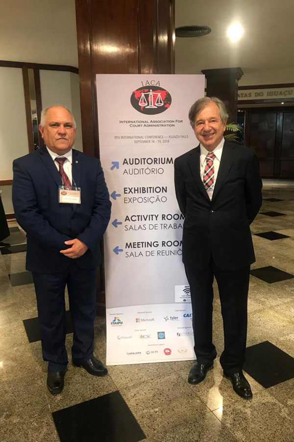 Presidente Otávio Leão Praxedes e desembargador federal Wlademir Passos de Freitas, presidente do IACA.