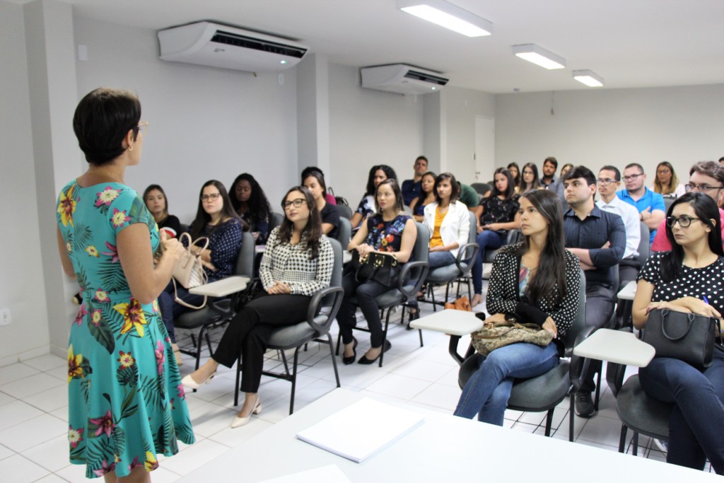 Coordenadora pedagógica Karolina Mafra recebeu os participantes e apresentou a Esmal. 