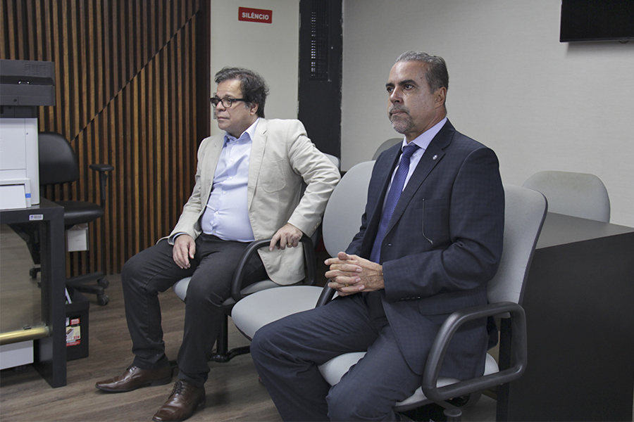 Presidente Tutmés Airan e Juiz João Dirceu, durante a abertura do leilão no Fórum da Capital.