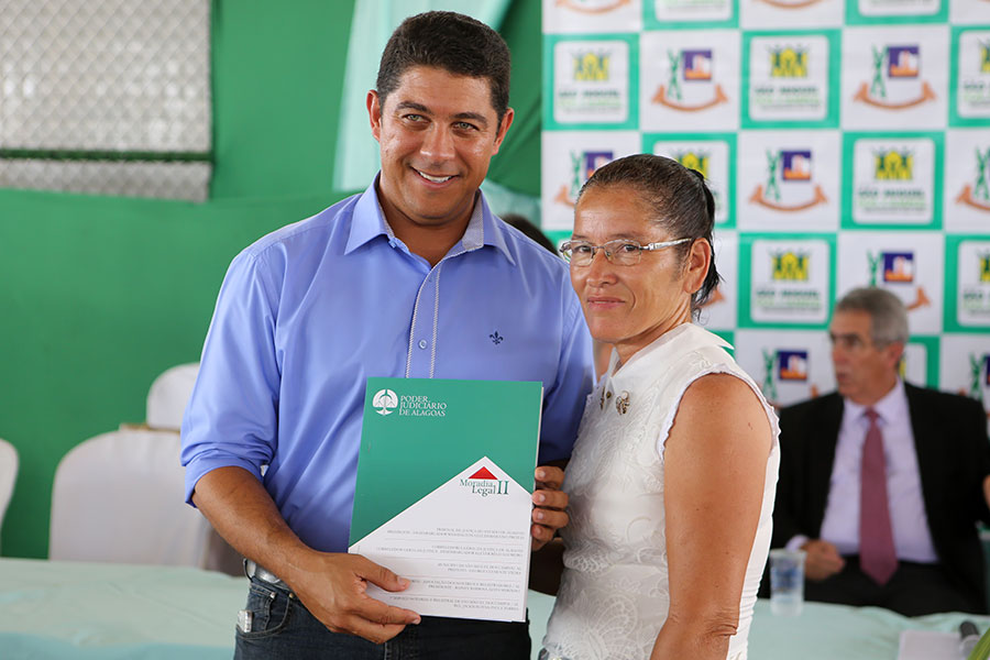 Entrega de títulos do Moradia Legal II em São Miguel dos Campos.