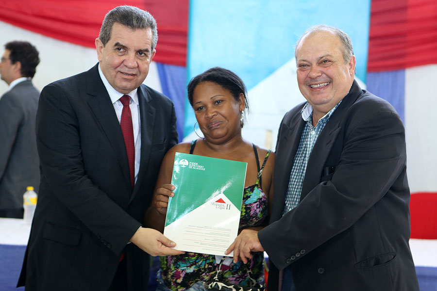 Distribuição de títulos do Programa Moradia Legal II em Messias.