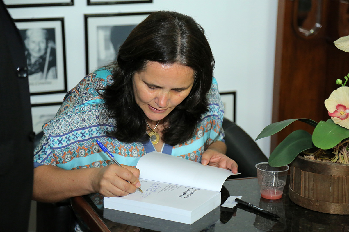 Professora Maria João, coordenadora da obra coletiva, concedeu autógrafos. Foto: Itawi Albuquerque