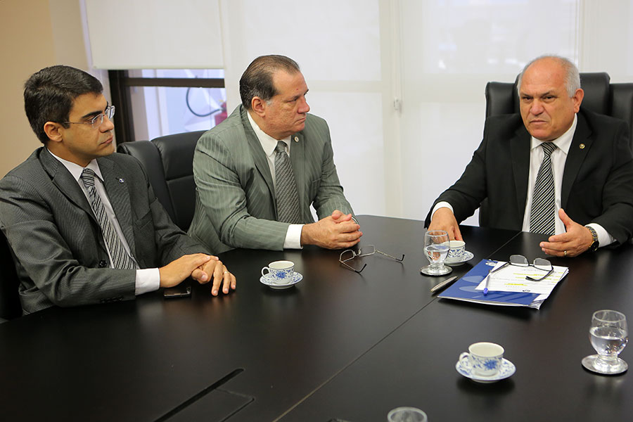 Presidente Otávio Praxedes discutiu o assunto com dirigentes da Almagis, nesta segunda-feira (17).