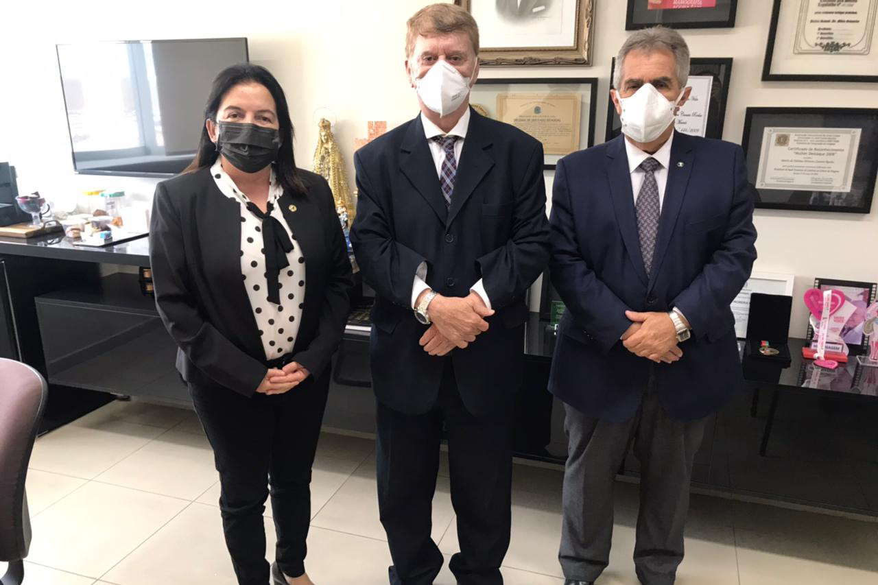 Deputada Fátima Canuto, presidente Klever Loureiro e juiz Orlando Rocha Filho.