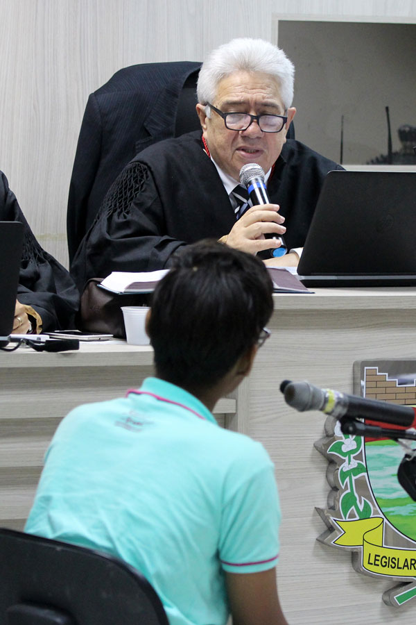 Juiz Galdino Amorim questiona filho de 13 anos da ré.