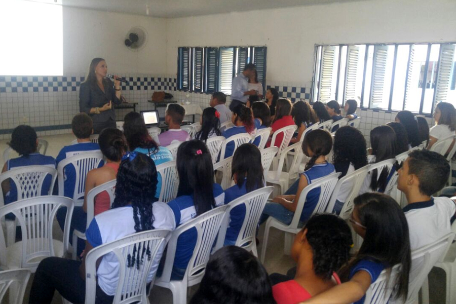 Cerca de 100 alunos assistiram à palestra.