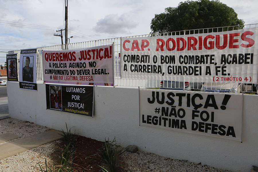 Faixas colocadas por familiares da vítima no Fórum da Capital