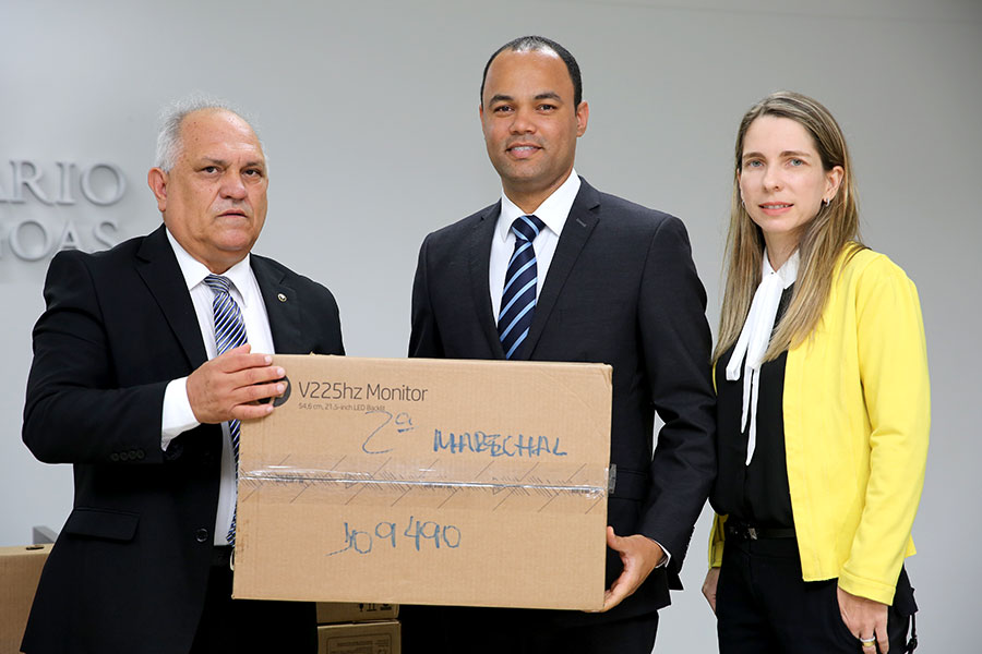 Entrega simbólica dos computadores.