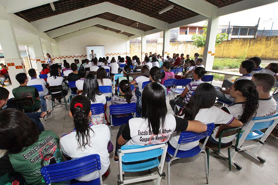 Ação, realizada na Escola Estadual Alfredo Gaspar de Mendonça, deu início ao calendário de atividades do Programa Cidadania e Justiça na Escola para 2016 