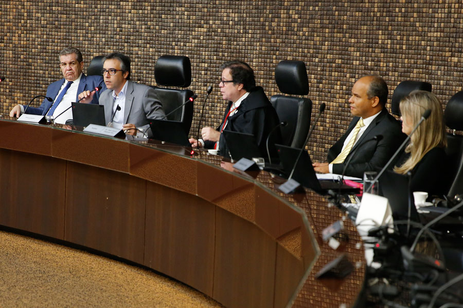 Diretor Abelardo Laurindo faz esclarecimentos aos servidores.