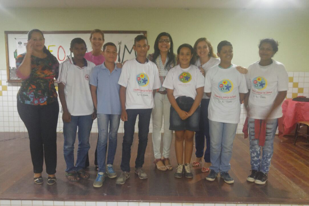 Palestrante, equipe do PCJE e alunos.