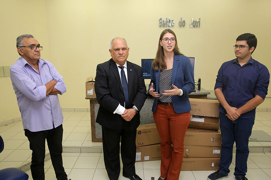 Servidores participaram da entrega simbólica.