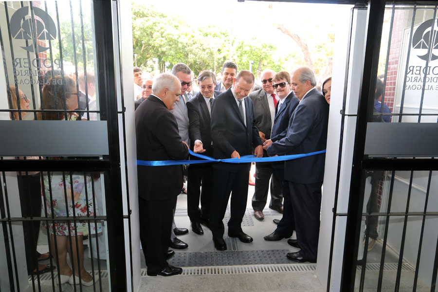 Desembargadores e Prefeito Rui Palmeira inauguram nova sede do 12º Juizado.
