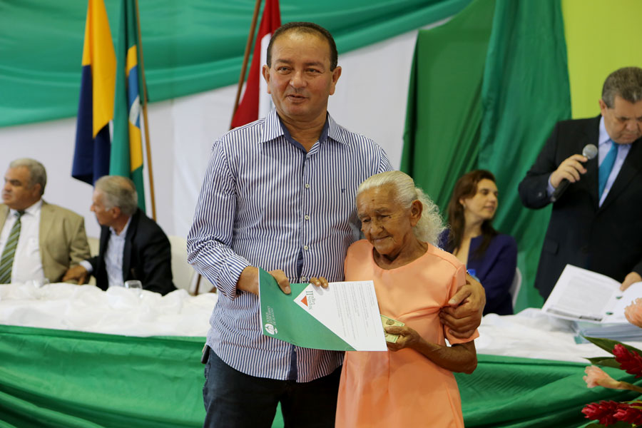 Entrega de títulos do Programa Moradia Legal II em Limoeiro de Anadia