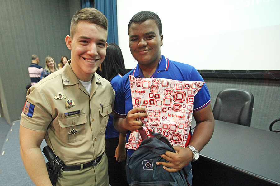 Policial e um dos estudantes premiados.