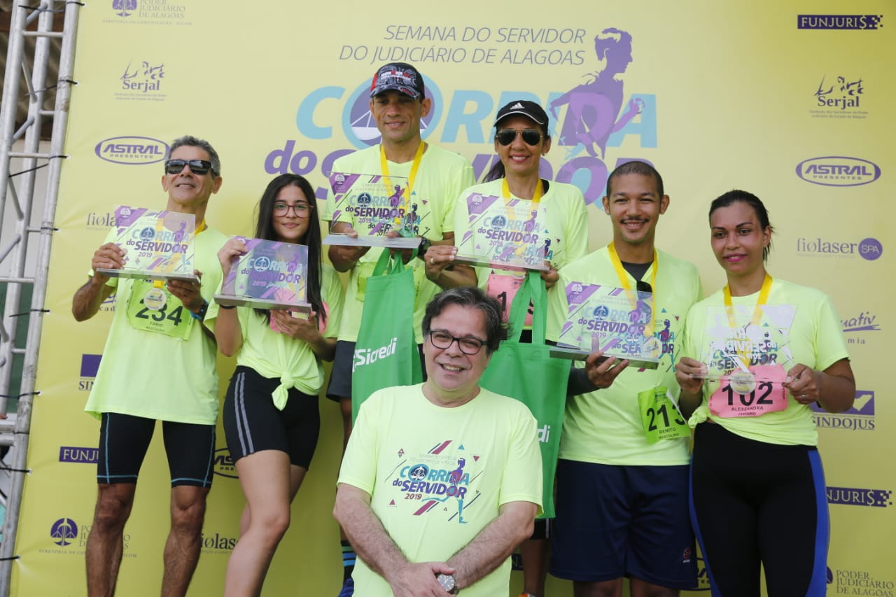 Presidente Tutmés Airan em foto com os vencedores da corrida.