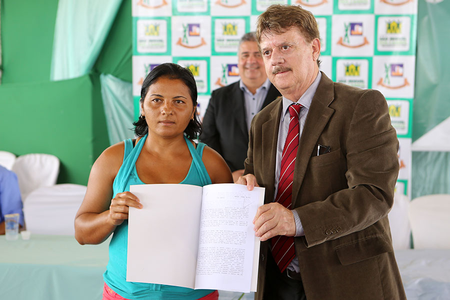 Entrega de títulos do Moradia Legal II em São Miguel dos Campos.