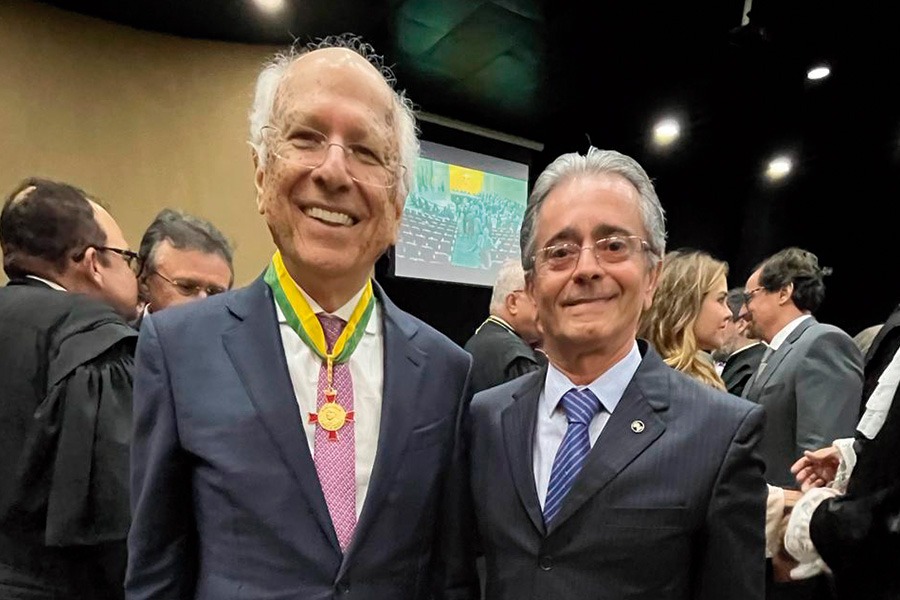Desembagador Fábio com homenageado, o advogado Nabor Bulhões