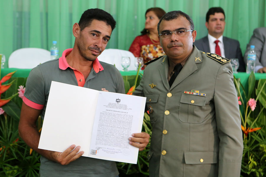 Distribuição de títulos do Moradia Legal II em Olho D'Água do Casado.