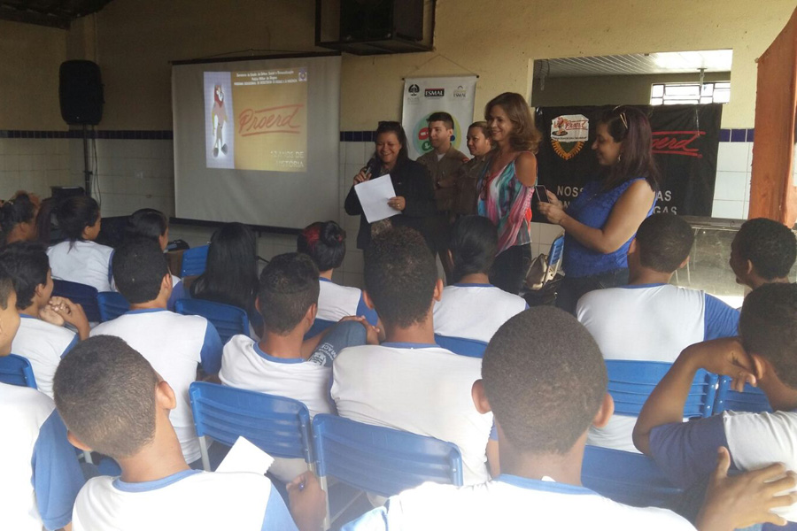Soldado Arthur, Tenente Rosa e servidores da Esmal, na Escola Antídio Vieira.