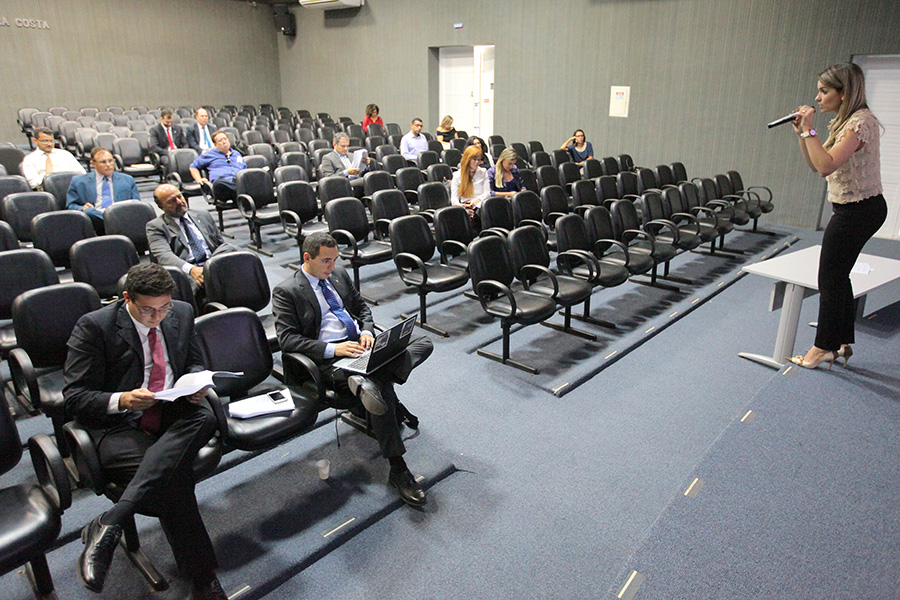 Juízes participam de seminário sobre audiências de custódia na Esmal. 