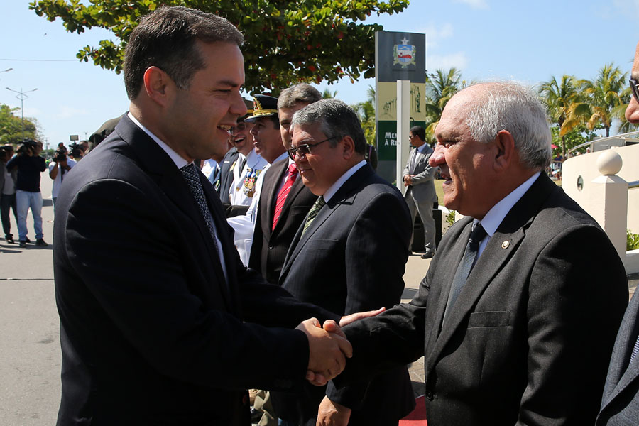Governador Renan Filho cumprimenta Otávio Praxedes, presidente do TJAL.