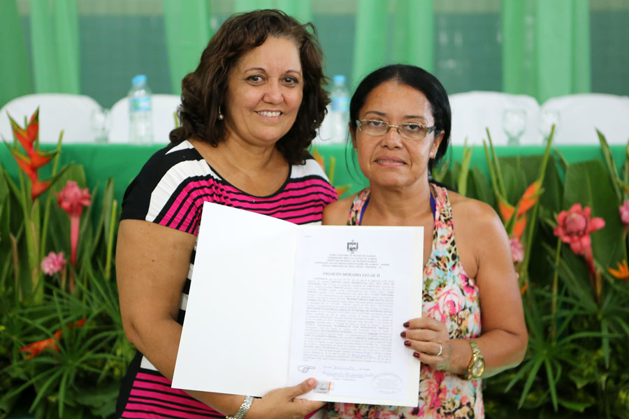Distribuição de títulos do Moradia Legal II em Olho D'Água do Casado.