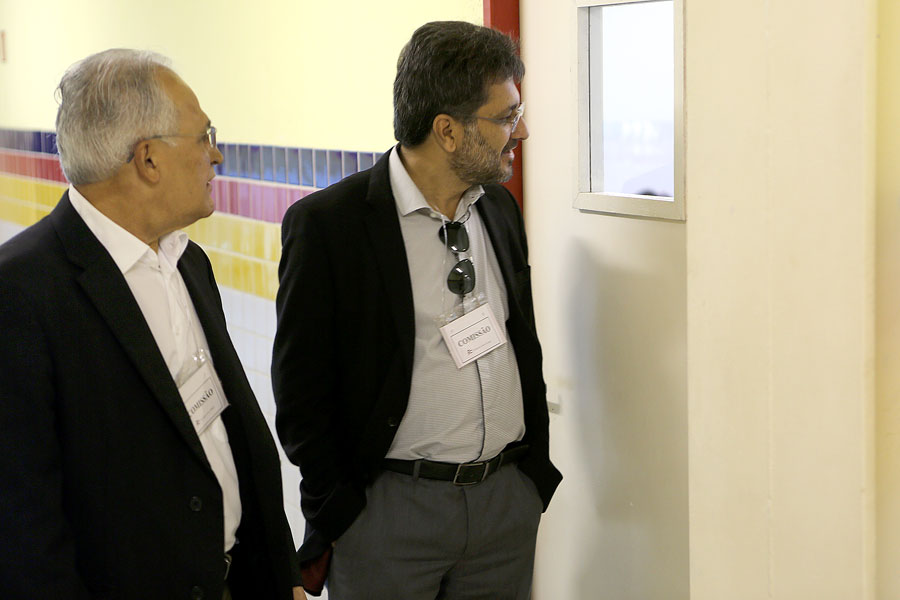 Magistrados da Comissão do concurso inspecionam local de prova.