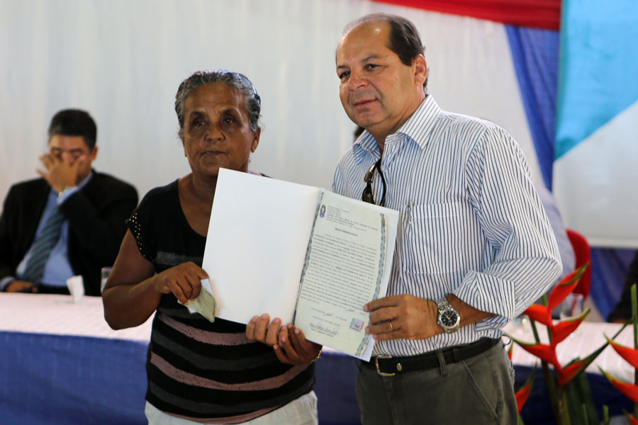 Distribuição de títulos do Programa Moradia Legal II em Messias.