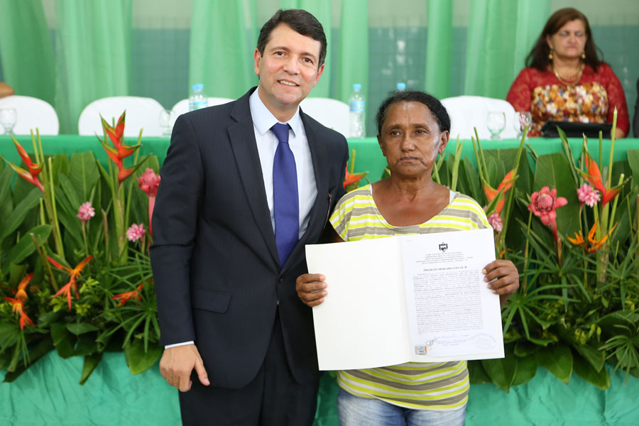 Distribuição de títulos do Moradia Legal II em Olho D'Água do Casado.