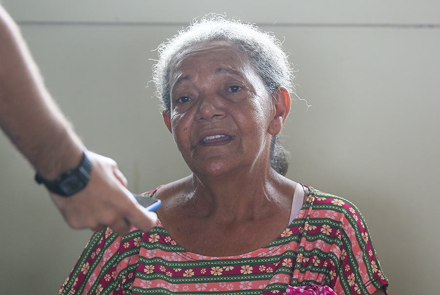 Senhora Lúcia Gomes foi ao mutirão providenciar o CPF da filha e do neto.
