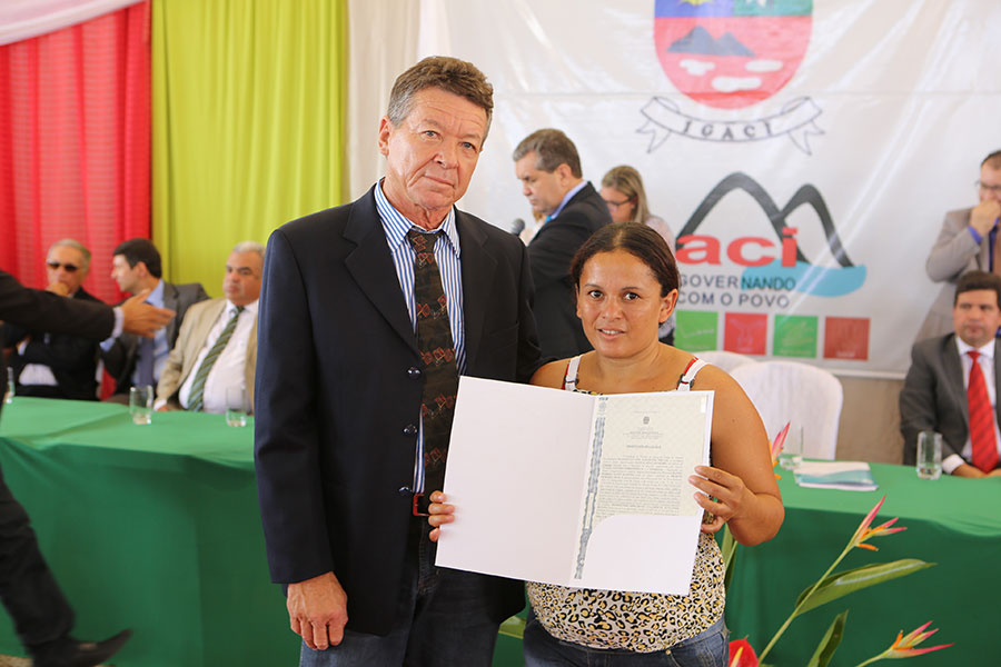 Entrega de títulos do Programa Moradia Legal II, em Igaci