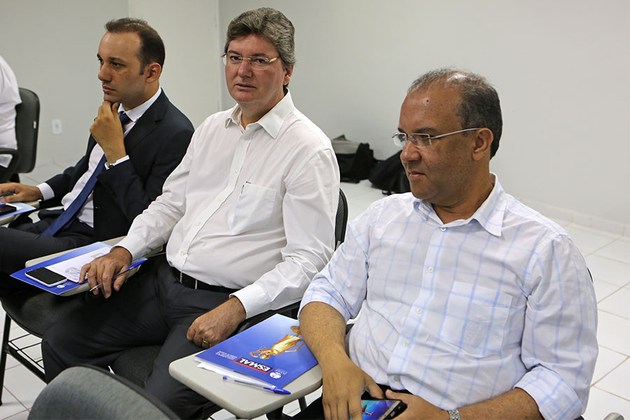 Juiz Jamil Amil, ao centro, e coordenador Cleógenes Rizzo, à direita, participaram do curso. (Foto: Caio Loureiro)