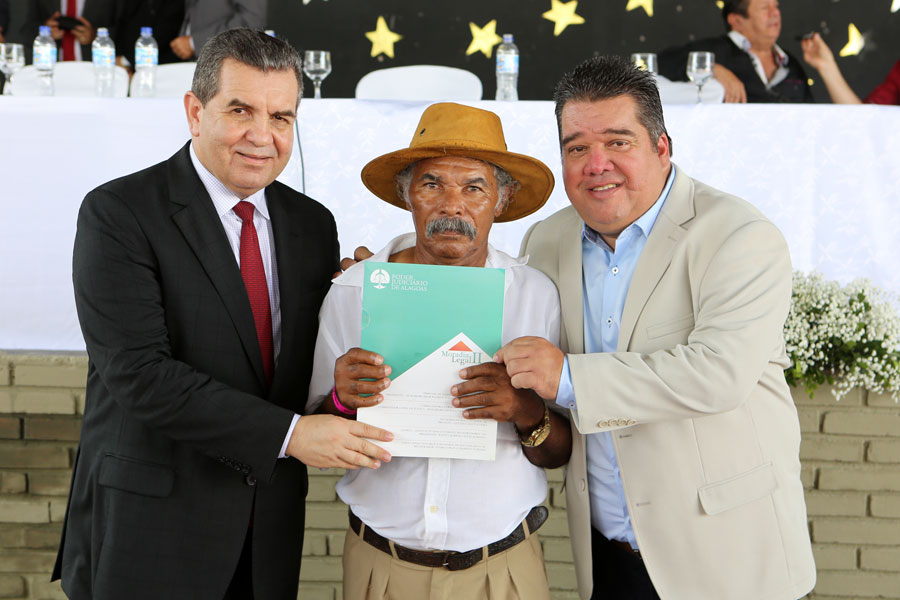 Entrega de títulos do Programa Moradia Legal II em Boca da Mata.