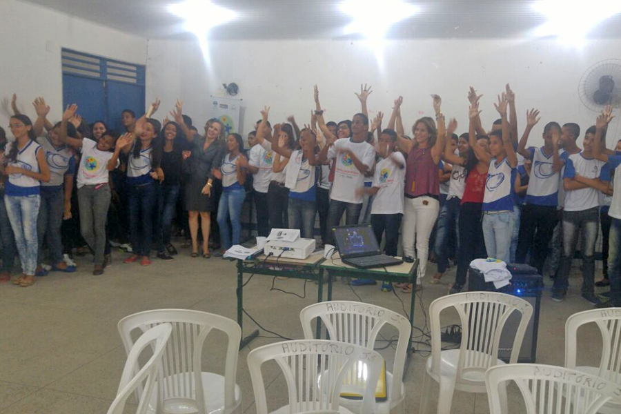 Juíza e equipe do Programa interagem com estudantes.