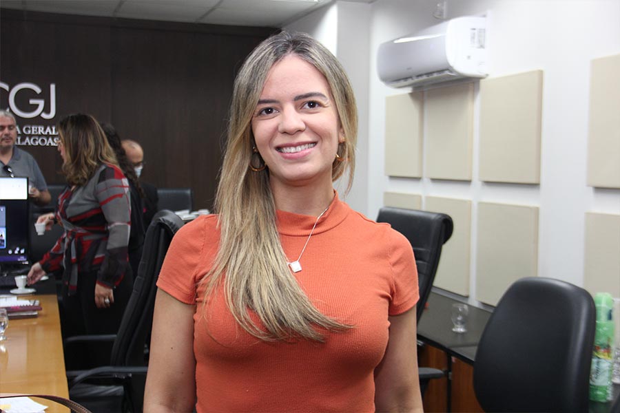 Servidora Mariana Neves Bezerra.
