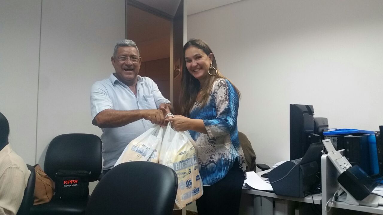 Servidores do Tribunal de Justiça entregam doações para abrigo de idosas