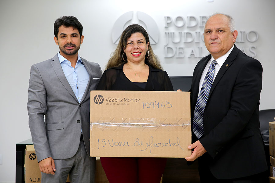 Entrega simbólica dos computadores.