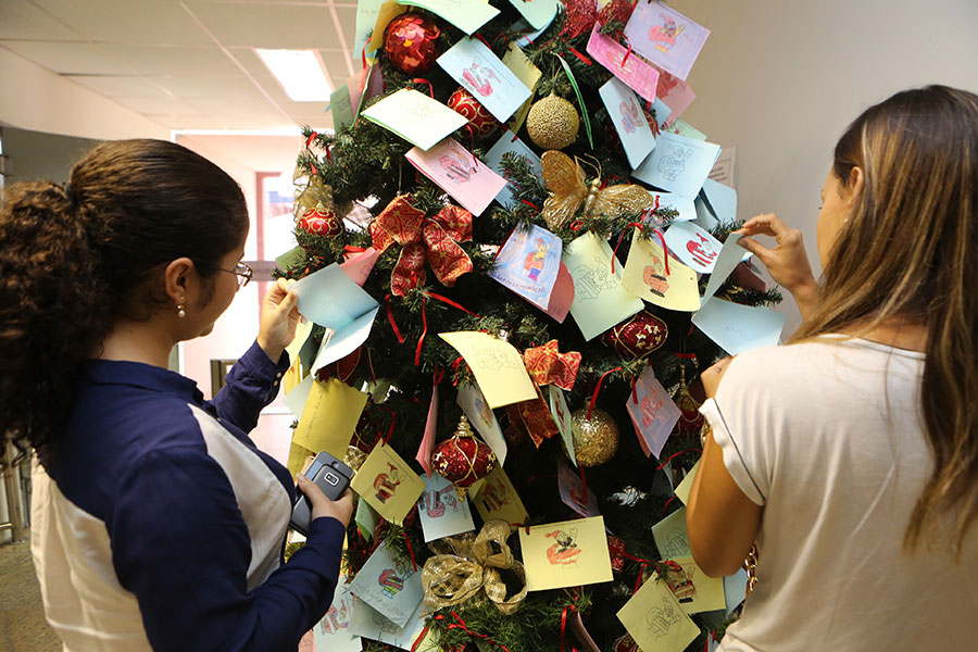 Servidoras leem cartas durante Natal Solidário de 2014.