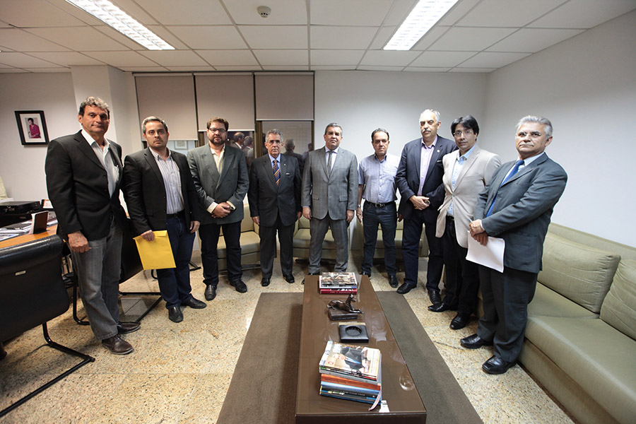 Washington Luiz acompanhado de representantes da AL Construções, do Funjuris e do Setor de Engenharia do TJ . Foto: Anderson Moreira