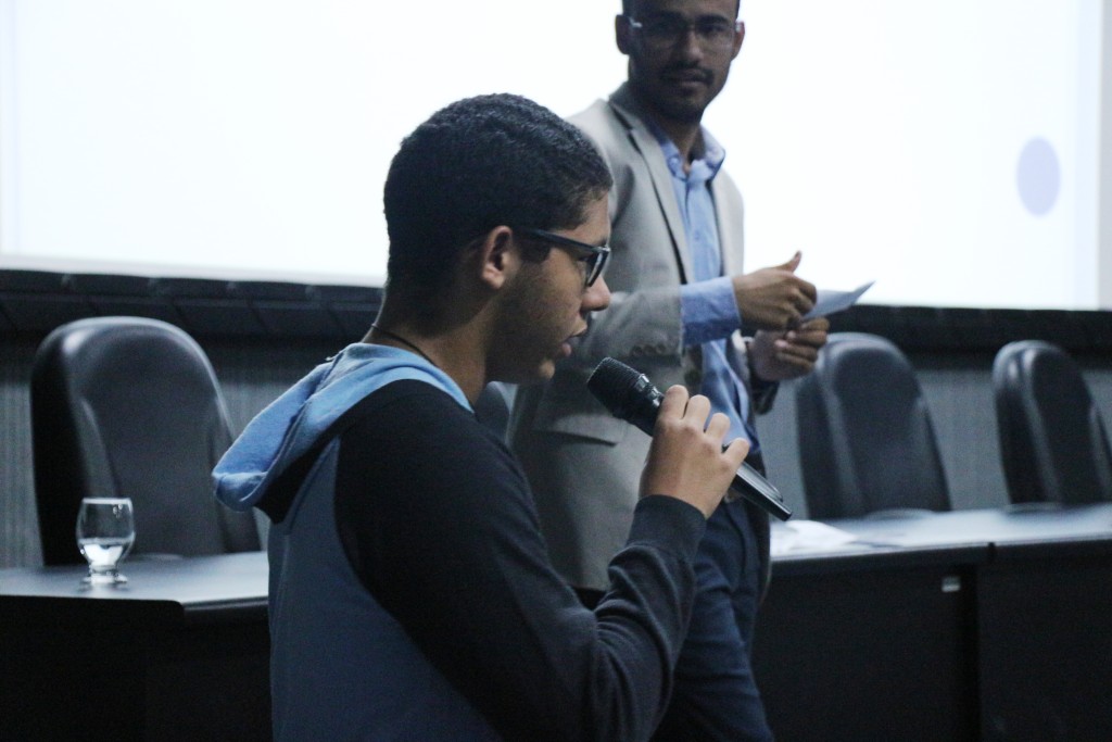 Estudantes tiraram dúvidas ao final da palestra.