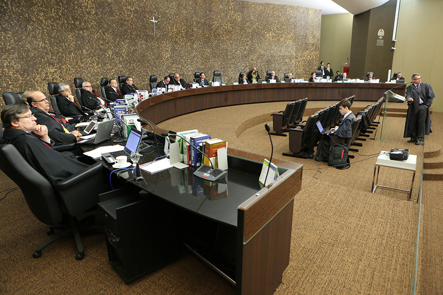 Desembargadores observam imagens projetadas em telão montado no Pleno do TJ/AL, para auxiliar sustentação da defesa. (Foto: Caio Loureiro)
