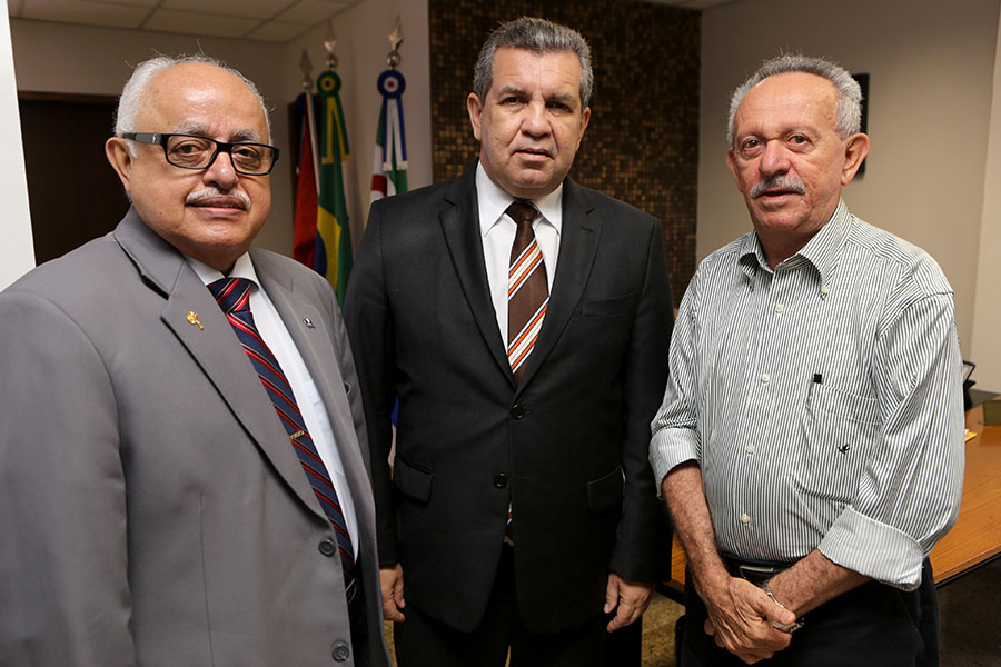 Desembargadores James Magalhães e Washington Luiz, acompanhados do senador Benedito de Lira. Foto: Caio Loureiro